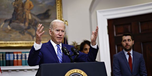 乔·拜登总统于2022年5月4日在白宫罗斯福厅发表讲话。