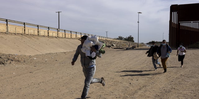 Migrants seeking asylum arrive after crossing the Mexico and U.S. border in Yuma, Arizona. Photographer: Nicolo Filippo Rosso/Bloomberg via Getty Images