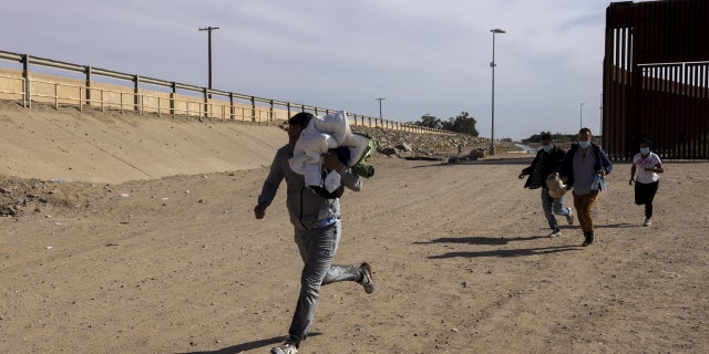 Migrants seeking asylum arrive after crossing the Mexico and U.S. border in Yuma, Arizona. Photographer: Nicolo Filippo Rosso/Bloomberg via Getty Images