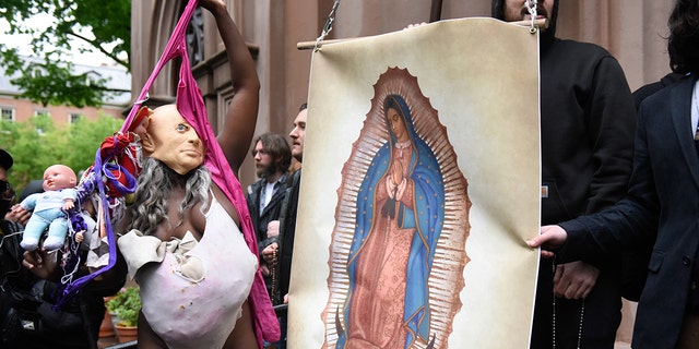 يواجه نشطاء مناهضون للإجهاض وأعضاء الكنيسة من قبل ناشط مؤيد لحق الاختيار خارج الكنيسة الكاثوليكية في وسط مانهاتن للتعبير عن دعمهم لحق المرأة في التصويت في 7 مايو 2022 في مدينة نيويورك. 