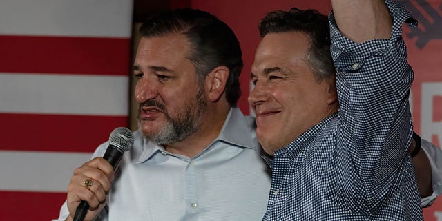 テキサス州上院議員。. Ted Cruz campaigns with Pennsylvania Senate hopeful Dave McCormick. 
