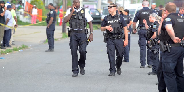 BUFFALO, 新着 - 五月 14: Buffalo Police on scene at a Tops Friendly Market on May 14, 2022 in Buffalo, ニューヨーク.