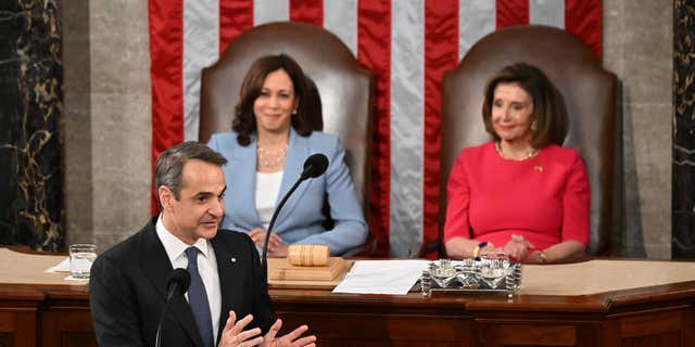 Le vice-président Kamala Harris et la présidente de la Chambre Nancy Pelosi écoutent le Premier ministre grec Kyriakos Mitsotakis s'adresser à une session conjointe du Congrès au Capitole le 17 mai 2022.