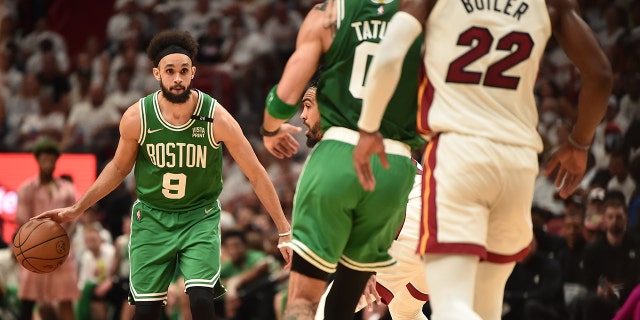 Derrick White of the Boston Celtics dribbles during Game 1 of the Eastern Conference Finals on May 17, 2022, at FTX Arena in Miami, 플로리다.