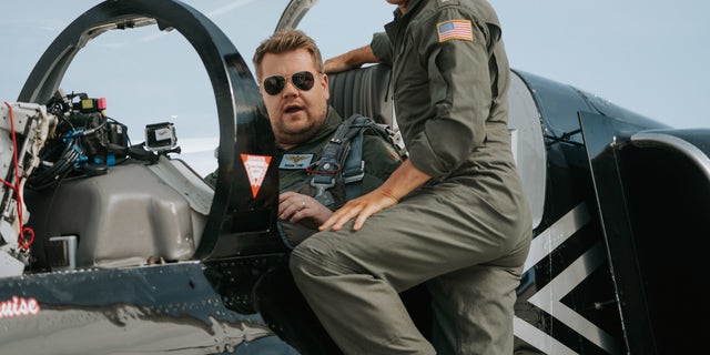 Tom Cruise and James Corden go for a joyride ahead of "トップ・ガン: 異端者" リリース.
