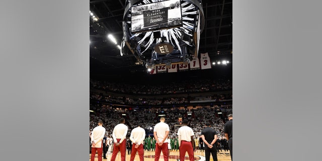 The Heat stand for a moment of silence before Game 5 del 2022 NBA Playoffs Eastern Conference Finals on May 25, 2022, at FTX Arena in Miami, Florida.