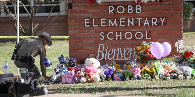 A view from the makeshift memorial in front of Robb Elementary School in Uvalde, Texas, op Mei 25, 2022. (Photo by Yasin Ozturk/Anadolu Agency via Getty Images)