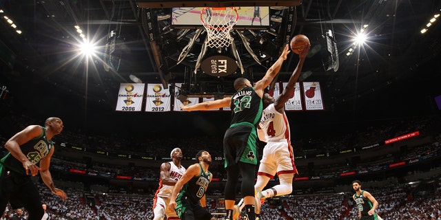 Victor Oladipo of the Heat drives against the Boston Celtics during Game 5 的 2022 NBA Playoffs Eastern Conference Finals on May 25, 2022, at FTX Arena in Miami, 佛罗里达.