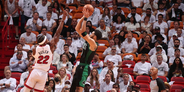 Jayson Tatum of the Boston Celtics shoots against the Heat on May 25, 2022, at FTX Arena in Miami, 플로리다.