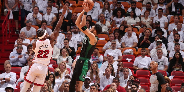 Jayson Tatum des Boston Celtics tire contre le Heat le 25 mai 2022 à la FTX Arena de Miami, en Floride.