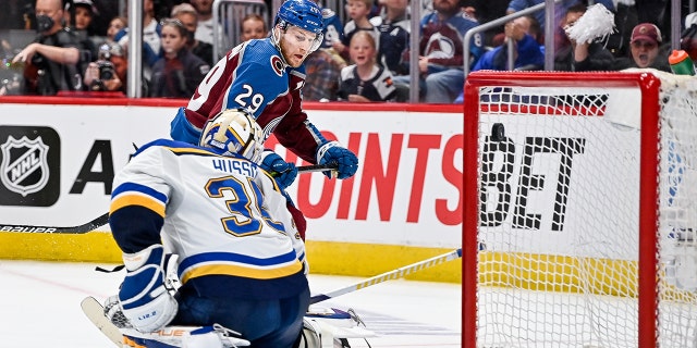 Trung tâm Colorado Avalanche Nathan MacKinnon ghi bàn thắng trong giai đoạn thứ ba qua thủ môn St. Louis Blues Ville Husso cho bàn thắng thứ ba của anh ấy trong trận đấu ở Denver vào ngày 25 tháng 5 năm 2022.