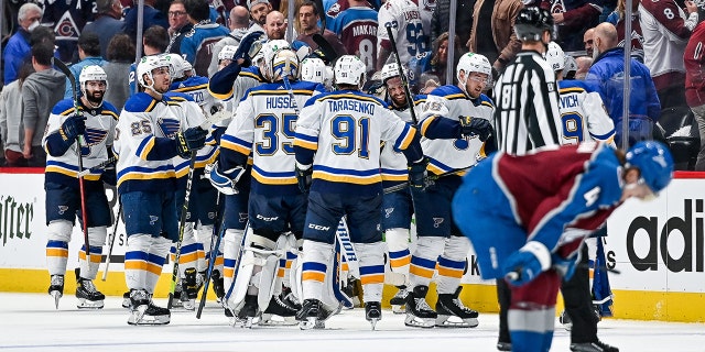 St. Louis Blues ăn mừng chiến thắng ngoài giờ của họ trong trận play-off Stanley Cup với Colorado Avalanche tại Ball Arena ở Denver vào ngày 25 tháng 5 năm 2022.