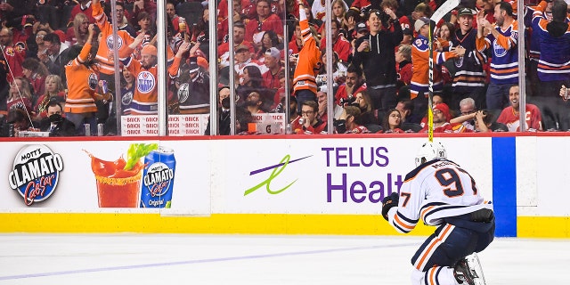 Connor McDavid of the Edmonton Oilers celebrates after scoring the game-winning goal against the Flames on May 26, 2022, in Calgary, カナダ.