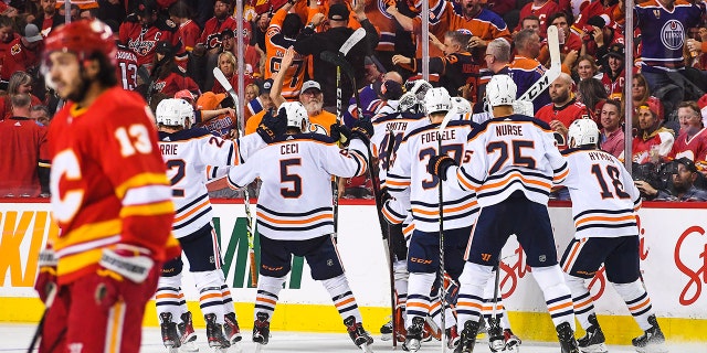 The Edmonton Oilers celebrate after defeating the Flames, 5-4, in overtime on May 26, 2022, in Calgary, Alberta, カナダ.