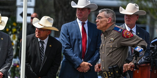 Director and Colonel of the Texas Department of Public Safety Steven C. McCraw listens during a press conference outside Robb Elementary School in Uvalde, 德州, 在5月 27, 2022. 