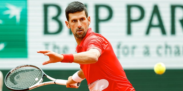 Novak Djokovic dari Serbia bermain melawan Aljaz Bedene dari Slovenia selama Prancis Terbuka 2022 di Roland Garros 27 Mei 2022, di Paris. 