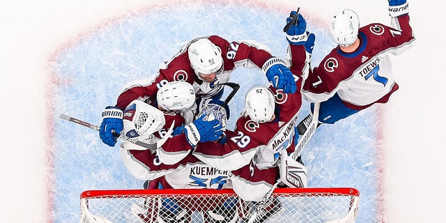 Darcy Kuemper (35) of the Colorado Avalanche is congratulated after defeating the St. Louis Blues in Game 6 of the second round of the 2022 Stanley Cup playoffs at the Enterprise Center May 23, 2022, in St. 路易, 莫. 