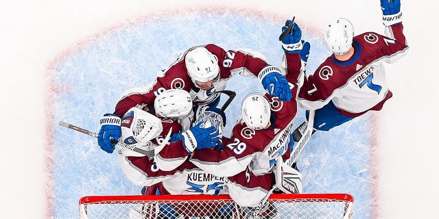 Darcy Kuemper (35) of the Colorado Avalanche is congratulated after defeating the St. Louis Blues in Game 6 of the second round of the 2022 Stanley Cup playoffs at the Enterprise Center May 23, 2022, in St. 路易, 莫.
