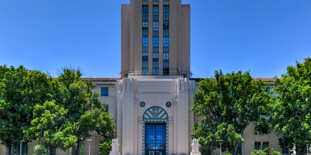 San Diego y el edificio de administración del condado y la oficina del secretario del condado de San Diego en Waterfront Park.