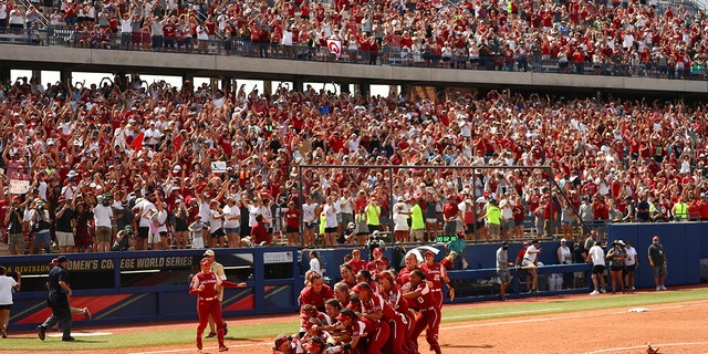 The Oklahoma Sooners celebrate after defeating the Florida St. Seminoles during the Division I women’s softball championship at ASA Hall of Fame Stadium June 10, 2021, オクラホマシティで.