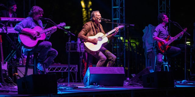 (LR) Les musiciens Rick Cowling, Kenny Loggins et Adam Nitti de Kenny Loggins se produisent sur scène aux concerts Viejas In The Park le 24 septembre 2021 à San Diego, Californie.