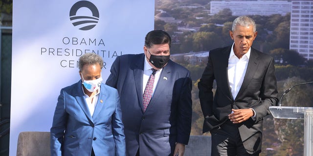 ينضم حاكم إلينوي جي بي بريتزكر وعمدة شيكاغو لوري لايتفوت إلى الرئيس الأمريكي السابق باراك أوباما خلال حفل افتتاحي في مركز أوباما الرئاسي في جاكسون بارك في 28 سبتمبر 2021 في شيكاغو. 