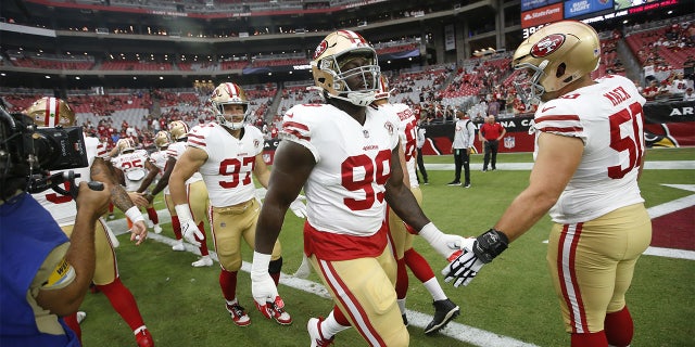 GLENDALE, AZ - 10月 10: Javon Kinlaw #99 and Alex Mack #50 of the San Francisco 49ers on the field before the game against the Arizona Cardinals at State Farm Stadium on October 10, 2021 グレンデールで, アリゾナ. The Cardinals defeated the 49ers 17-10.