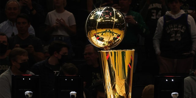 Une vue détaillée du précédent trophée du championnat Larry O'Brien et des anneaux du championnat NBA 2021 avant un match entre les Milwaukee Bucks et les Brooklyn Nets au Fiserv Forum le 19 octobre 2021 à Milwaukee, Wisconsin.