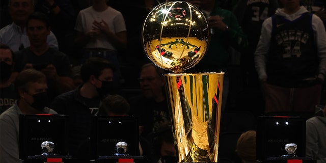 Une vue détaillée du précédent trophée du championnat Larry O'Brien et des anneaux du championnat NBA 2021 avant un match entre les Milwaukee Bucks et les Brooklyn Nets au Fiserv Forum le 19 octobre 2021 à Milwaukee, Wisconsin.