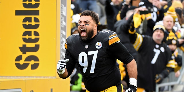 Cameron Heyward #97 of the Pittsburgh Steelers runs onto the field during player introductions prior to the game against the Tennessee Titans at Heinz Field on December 19, 2021 in Pittsburgh, 宾夕法尼亚州. 