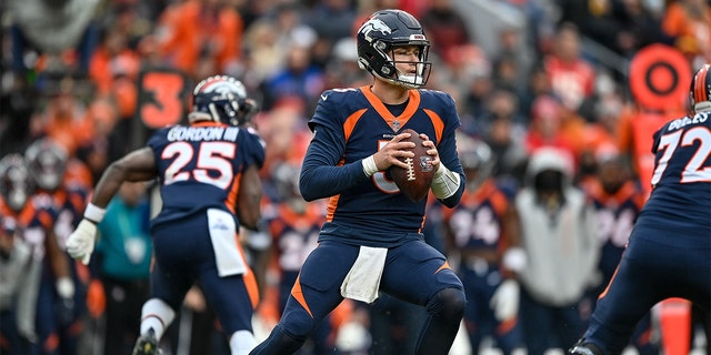 Drew Lock #3 de los Denver Broncos pasa contra los Kansas City Chiefs en la primera mitad en Empower Field en Mile High el 8 de enero de 2022 en Denver, Colorado. 