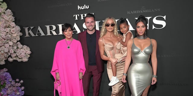 (LR) Chris Jenner, Ben Winston, Klose Kardashian, Drew Thompson y Kim Kardashian asisten al estreno en Los Ángeles del nuevo programa de Hulu "Kardashians." Chloe comparte a su hija Drew con Tristan Thompson.