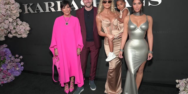 (LR) Chris Jenner, Ben Winston, Klose Kardashian, Drew Thompson y Kim Kardashian asisten al estreno en Los Ángeles del nuevo programa de Hulu "Kardashians." Chloe comparte a su hija Drew con Tristan Thompson.