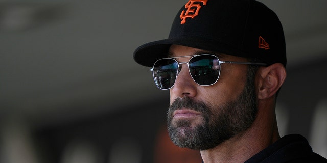 Manager Gabe Kapler of the Giants watches the Miami Marlins game at Oracle Park on April 9, 2022, in San Francisco, 캘리포니아.