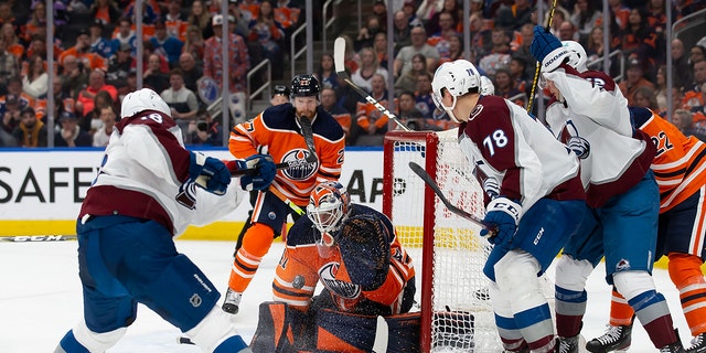 Goaltender Mike Smith #41 of the Edmonton Oilers makes a save against Alex Newhook #18 of the Colorado Avalanche during the third period at Rogers Place on April 22, 2022, in Edmonton, 加拿大. 