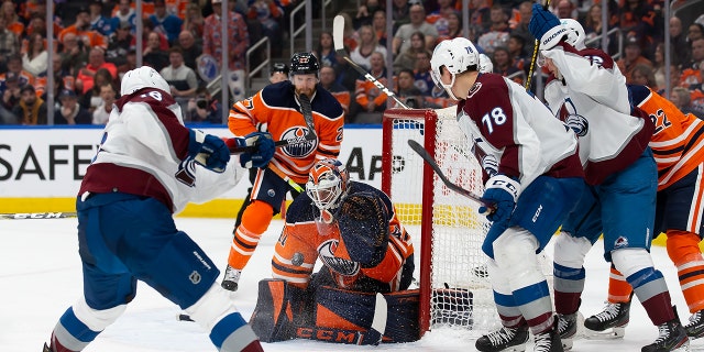 Goaltender Mike Smith #41 of the Edmonton Oilers makes a save against Alex Newhook #18 of the Colorado Avalanche during the third period at Rogers Place on April 22, 2022, in Edmonton, Kanada.