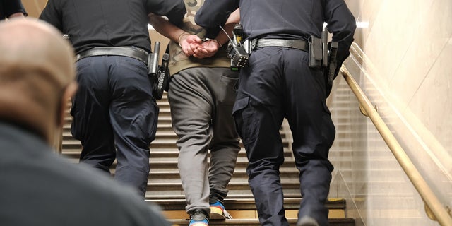 La policía detiene a un hombre en una estación de metro de Times Square luego de una llamada de los pasajeros a la policía el 25 de abril de 2022 en la ciudad de Nueva York.  