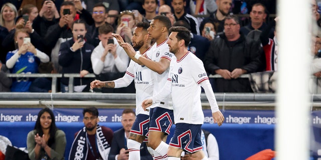 Kylian Mbappe de Paris Saint-Germain (au centre) célèbre un but avec Neymar Jr. et Lionel Messi lors d'un match de la Ligue 1 Uber Eats entre le RC Strasbourg et le PSG au Stade de la Meinau le 29 avril 2022, à Strasbourg, France. 