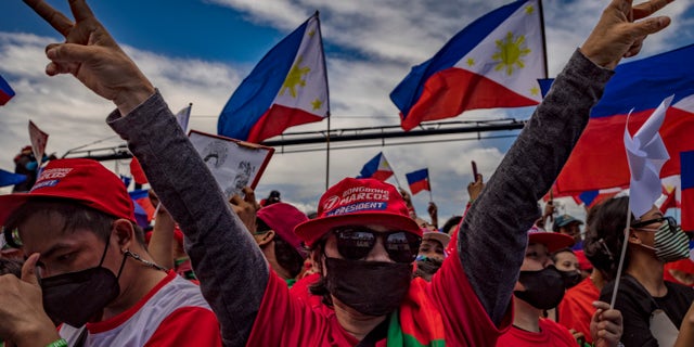 A supporter flashes the peace sign, the campaign symbol of Ferdinand Marcos Jr., during his last campaign rally before the election on May 7, 2022 in Paranaque, Metro Manila, Philippines. (Ezra Acayan/Getty Images)