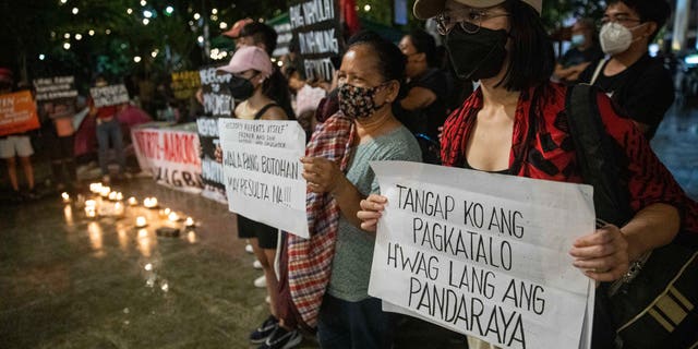 Anti-Marcos- und Duterte-Demonstranten halten am 10. Mai 2022 im Liwasan Bonifacio Park in Manila, Philippinen, eine Mahnwache ab.
