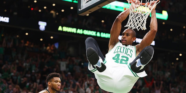 Al Horford of the Celtics dunks the ball against the Milwaukee Bucks at TD Garden on May 15, 2022, 在波士顿. 