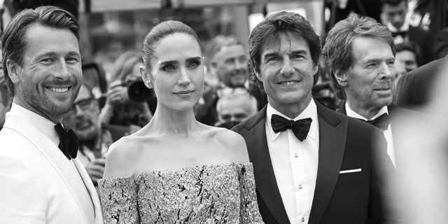 Glen Powell, Jennifer Connelly, Tom Cruise and Jerry Bruckheimer attend the screening of "탑 건: Maverick" at the Cannes Film Festival.