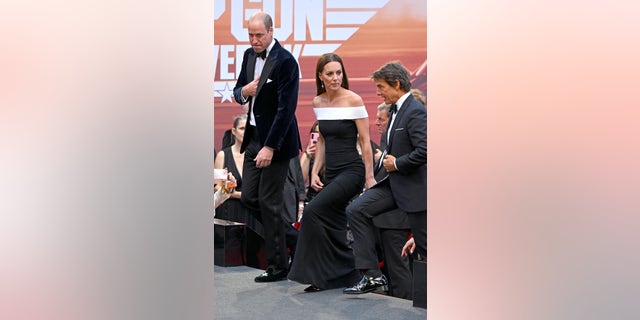(LR) Príncipe William, Kate Middleton e Tom Cruise na estreia em Londres e Royal Film Performance de "Top Gun: Maverick."