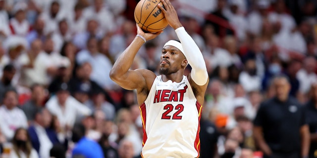 The Heat's Jimmy Butler shoots against the Boston Celtics in Game Two of the Eastern Conference Finals at FTX Arena on May 19, 2022, 마이애미, 플로리다.