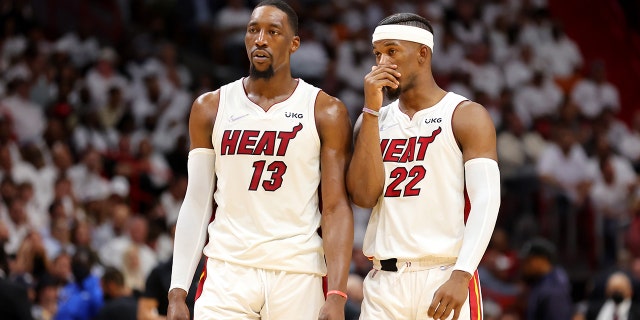 Bam Adebayo and Jimmy Butler of the Heat talk during the second quarter against the Boston Celtics on May 19, 2022 마이애미, 플로리다.