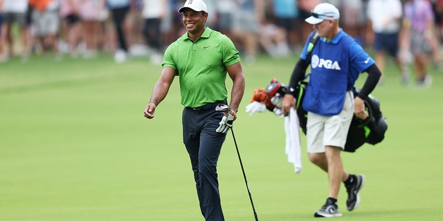 Tiger Woods camina por el hoyo 13 durante la segunda ronda del Campeonato PGA 2022 en el South Hills Country Club el 20 de mayo de 2022.