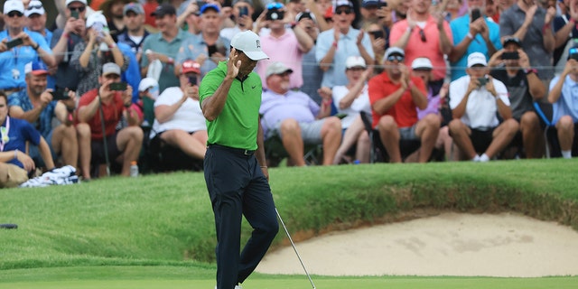 Tiger Woods de los Estados Unidos reacciona en el hoyo 13 durante la segunda ronda del Campeonato PGA 2022 en el Southern Hills Country Club el 20 de mayo de 2022 en Tulsa, Oklahoma. 