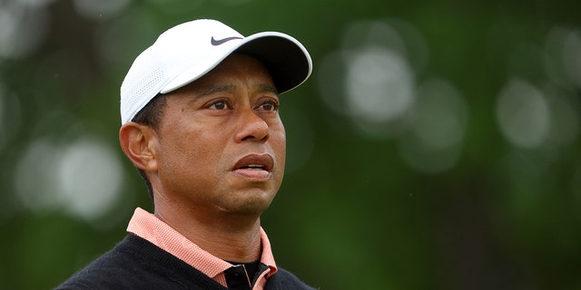 Tiger Woods se dirige al cuarto tee durante la tercera ronda del Campeonato PGA 2022 en Southern Hills Country Club el 21 de mayo de 2022 en Tulsa, Oklahoma.