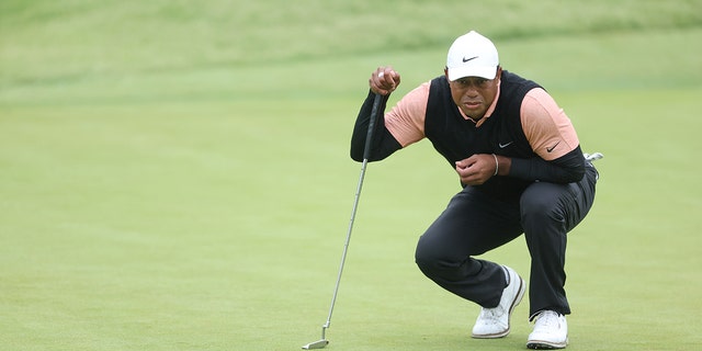 Tiger Woods aus den Vereinigten Staaten stellt während der dritten Runde der PGA Championship 2022 im Southern Hills Country Club am 21. Mai 2022 einen Putt auf dem 12. Grün auf.