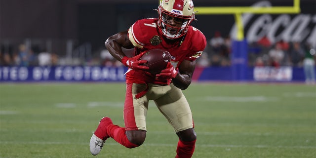 Victor Bolden Jr. #7 of the Birmingham Stallions runs with the ball in the third quarter of the game against the Michigan Panthers at Protective Stadium on May 21, 2022, 在伯明翰, 阿拉巴马州.